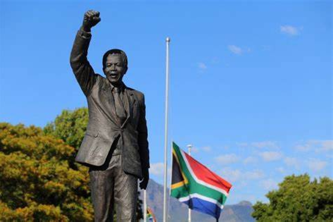 L'Afrique du Sud interdit la vente aux enchères des objets personnels de Nelson Mandela 